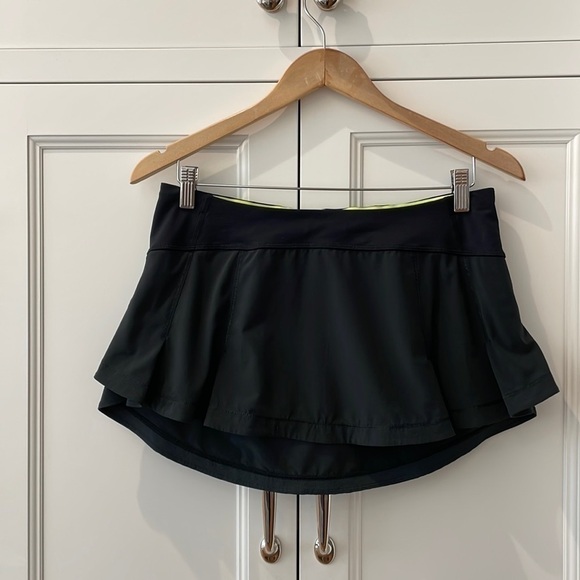 Lululemon Black Ruffled Skirt—Great Fabric & Style—Great Condition!! Size 8 - Picture 1 of 8